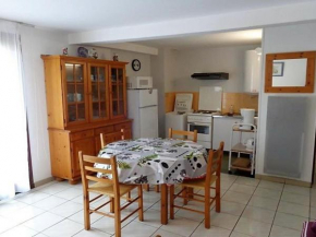 Appartement F2 avec balcon, 200m des cures, proche commerces, tout équipé, charges en sus - FR-1-703-76